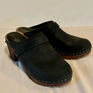 Black suede Sandgren clogs wood heel. Quiet luxury chic. Handmade in Sweden. 38